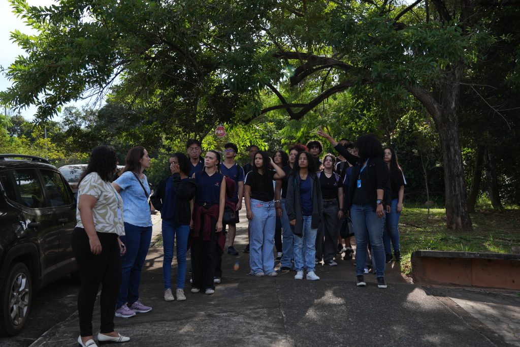 Alunos fazem tour pela área do BH-TEC