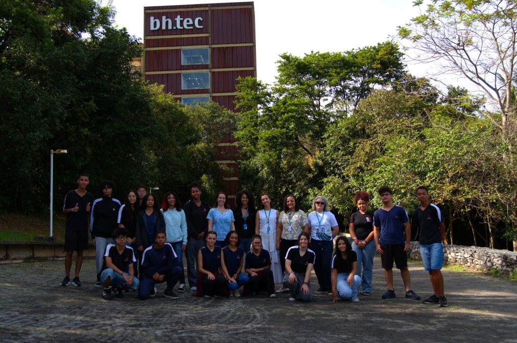 Turma da Escola Estadual Professor Alisson Pereira Guimarães posam para foto em frente ao prédio do BH-TEC.