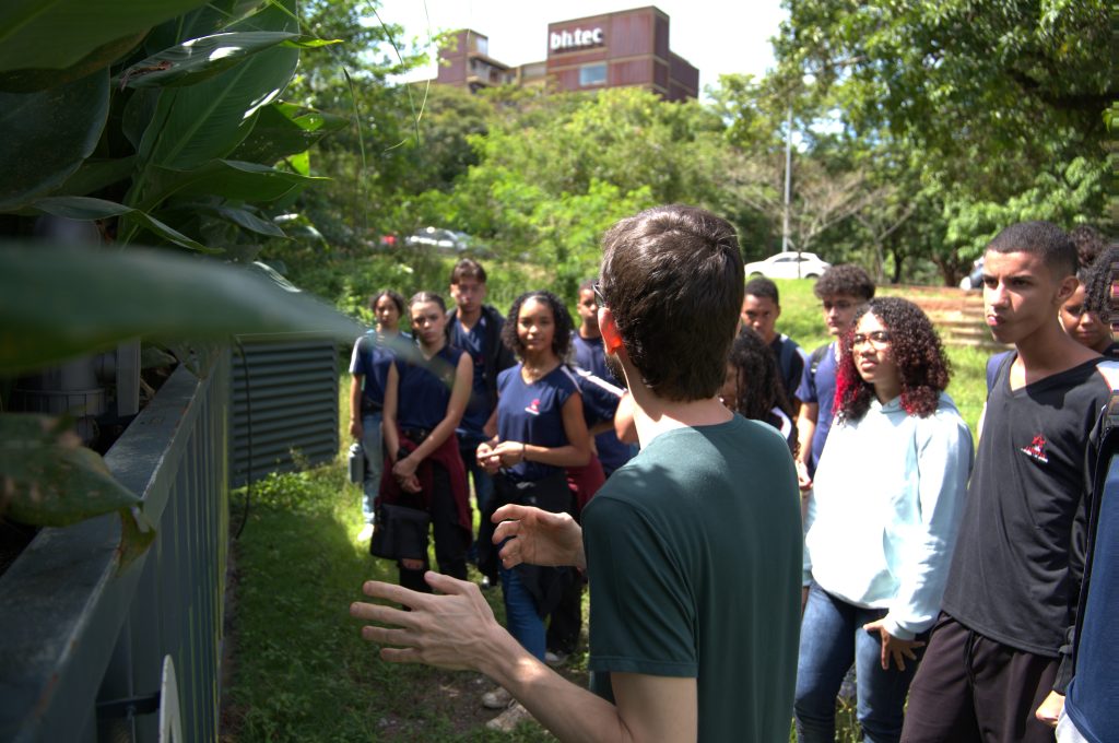 Alunos escutam explicam sobre estação de tratamento de esgoto.