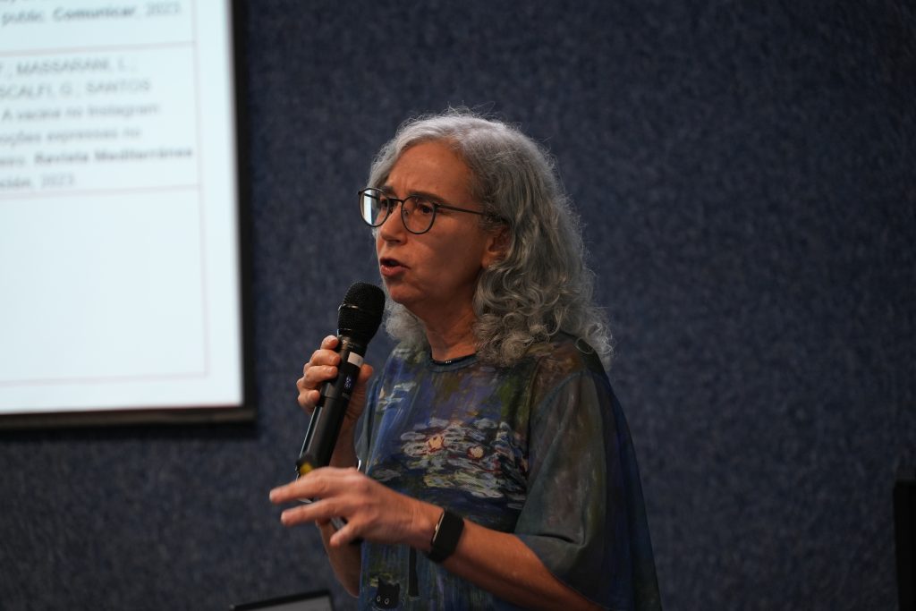 Luisa Massrani palestra sobre divulgação científica 