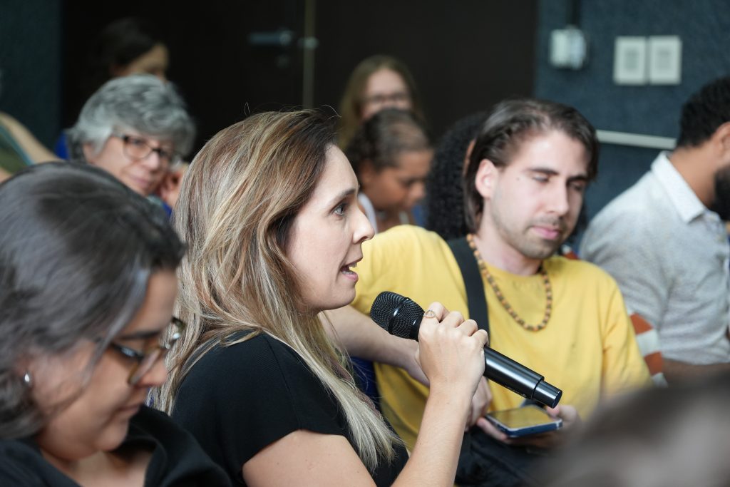 Público faz pergunta para pesquisadora Luisa Massarani em SXPQ