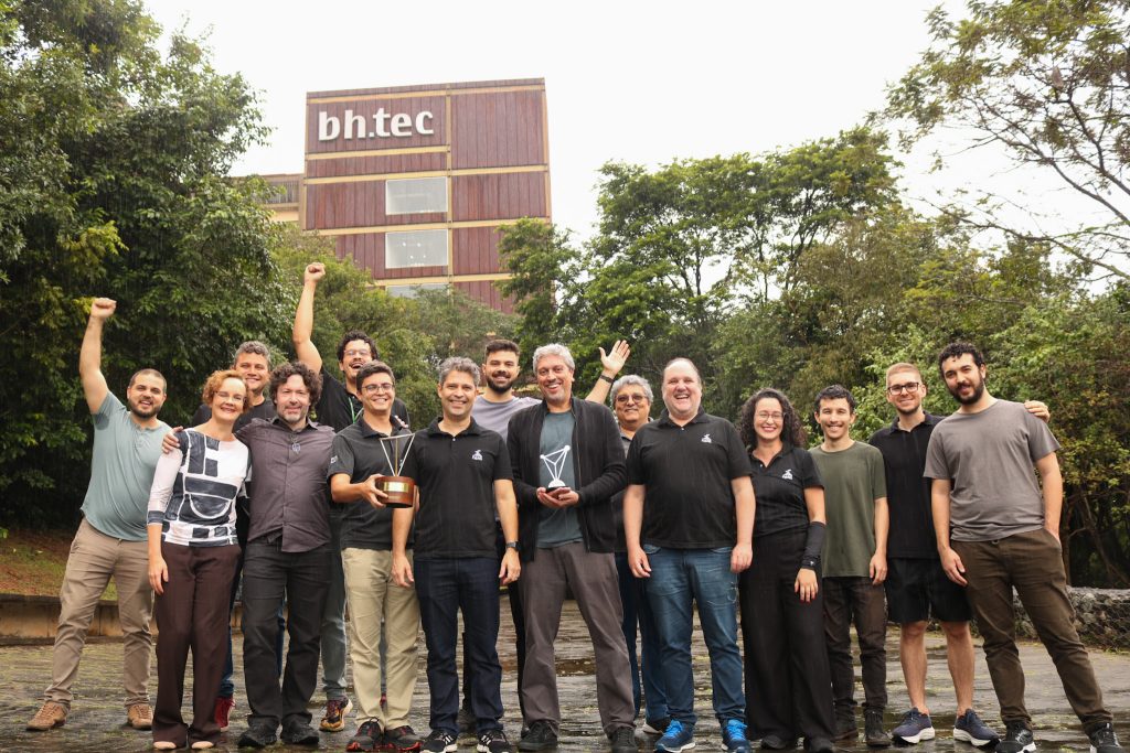 Equipe da FabNS posa para foto com Prêmio Finep de Inovação