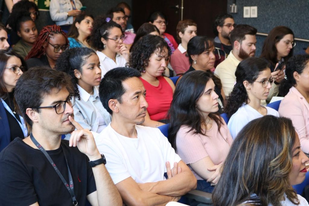 imagem de pessoas no auditório