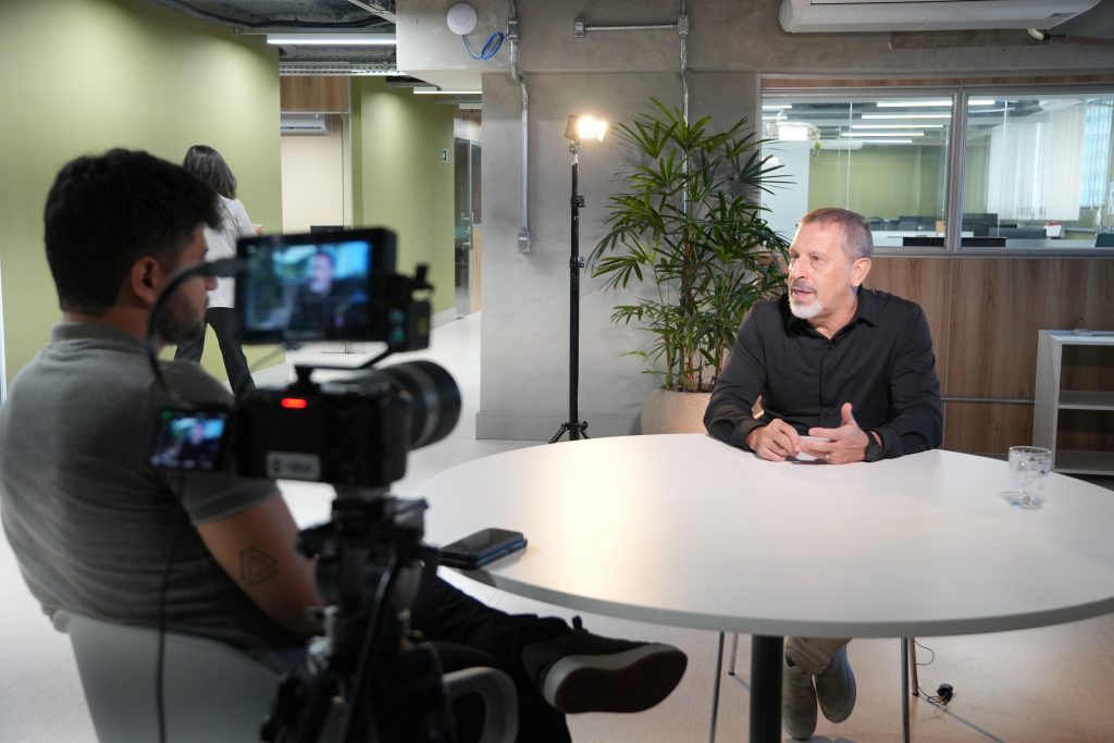 Cadu, repórter da Globo, entrevistando Crocco no BH-TEC