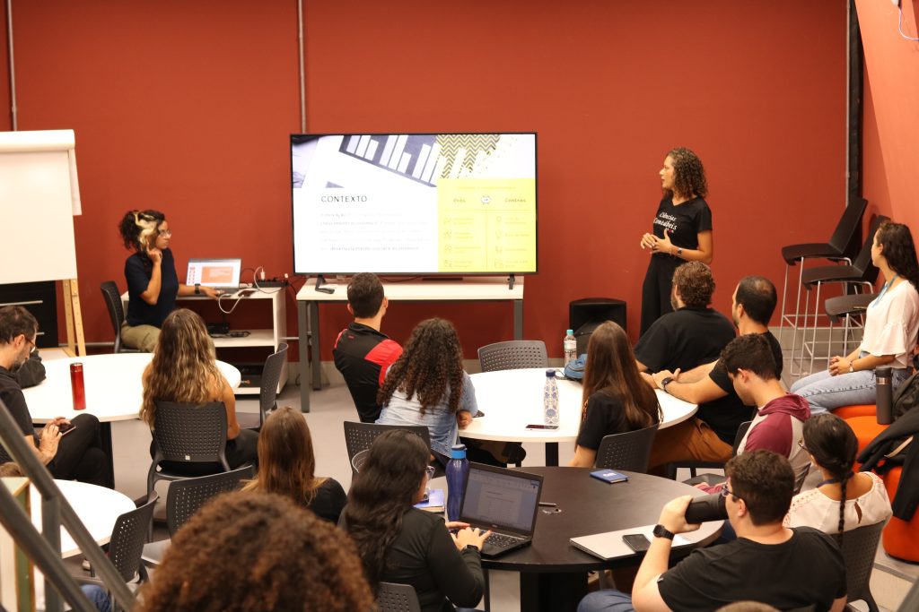 Alunos se reúnem para encontro TCC Lab