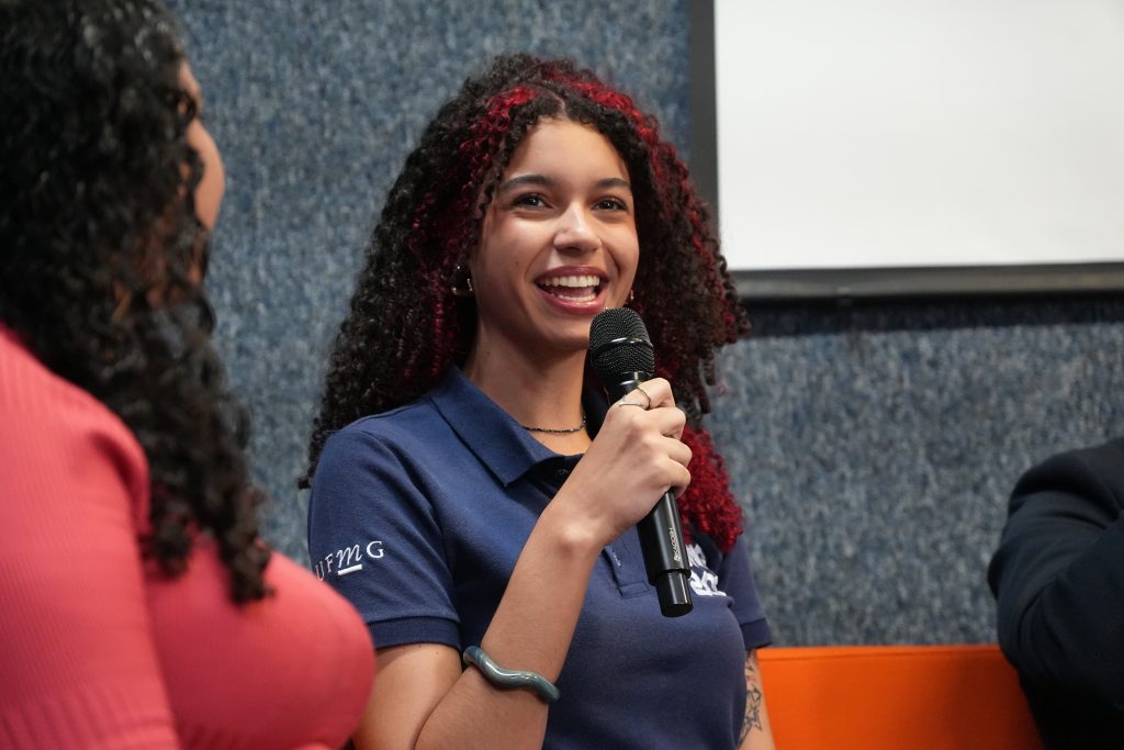 Marcela da Silva Silveira, aluna de Engenharia Civil da UFMG falando no encontro da Sexta no Parque