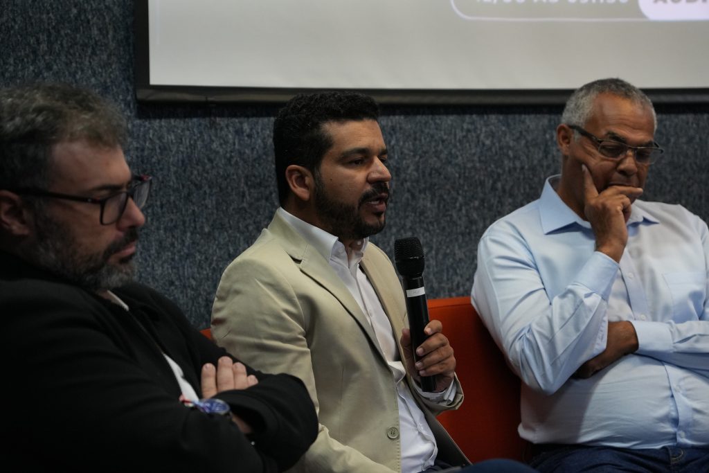 Luis Henrique Maia integra roda de discussões sobre mobilidade e eletrificação no auditório do BHC-TEC durante a Sexta no Parque.