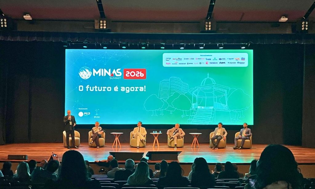 Marco Crocco fala ao microfone durante a abertura do Minas Summit 2026