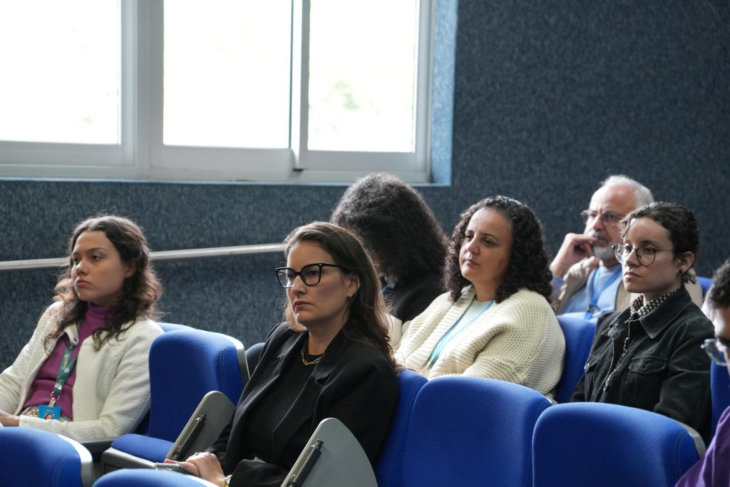 Ao centro da foto, de preto, Monica Viana, da New Engenharia e Energia, no debate da Sexta no Parque sobre mobilidade e eletrificação