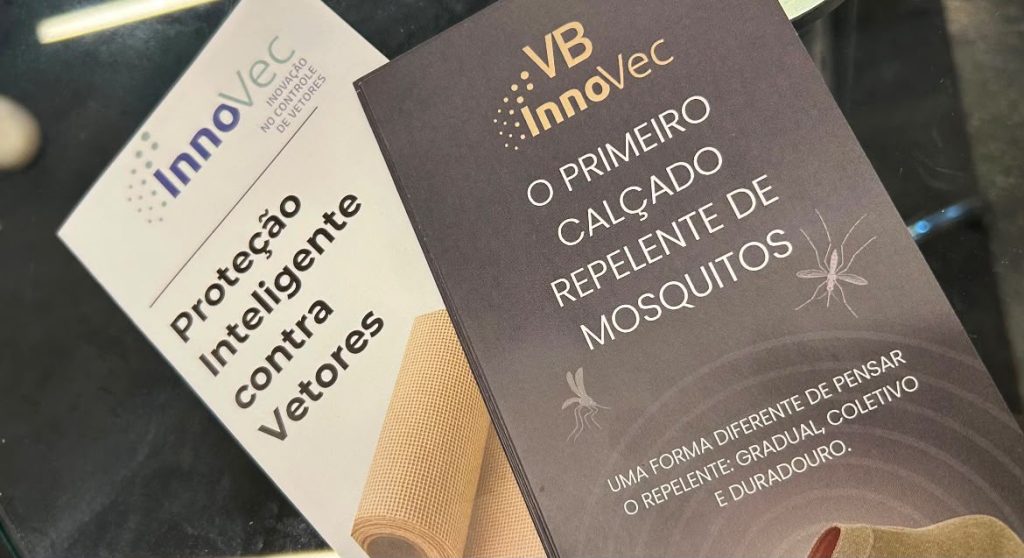 Panfletos da Innovec no estante do BH-TEC durante o Minas Summit