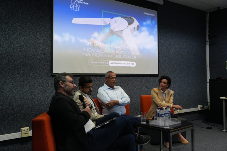 Palestrantes na Sexta no Parque, debatendo sobre o futuro da mobilidade no auditório do BH-TEC