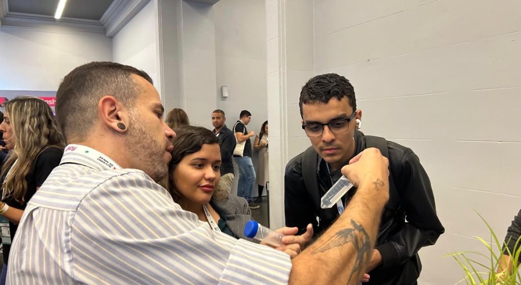 Guilherme Corrêa, biólogo da Truly Nolen, no estande do BH-TEC apresentando tecnologias para o público durante o Minas Summit