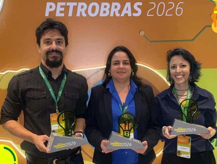 Equipe do CTNano recebendo prêmio da Petrobras