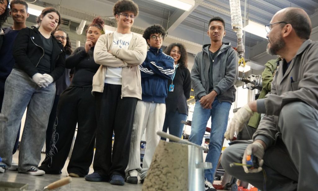 Estudantes prestando atenção ao profissional do CTNano
