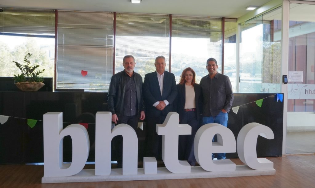 Equipe da FIEMG em frente ao letreiro do BH-TEC junto com o presidente, Marco Crocco e o professor integrante do CTVacinas, Helton Santiago