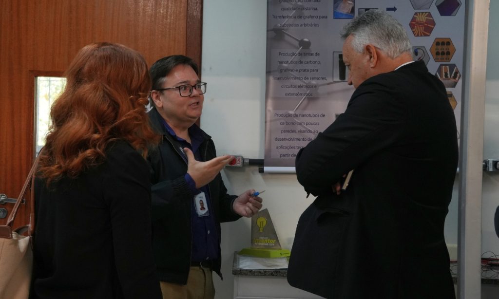 Rodrigo Gribel, coordenador do CTNano mostra invenção para a equipe da FIEMG