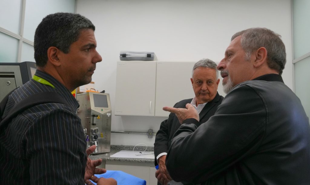 Integrante do comitê gestor do CTVacinas, Helton Santiago, conversa sobre as inovações do setor de saúde com o presidente do BH-TEC, Marco Crocco, e o presidente interino da FIEMG, Roberto Souza Pinto
