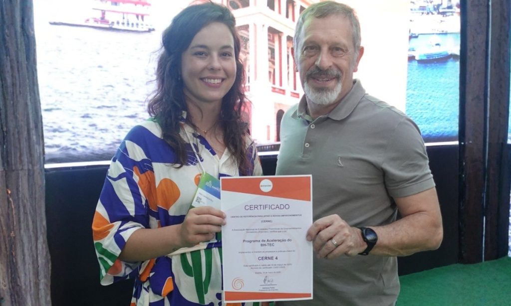 Marco Crocco e Ana Luiza Canhestro com o certificado CERNE4