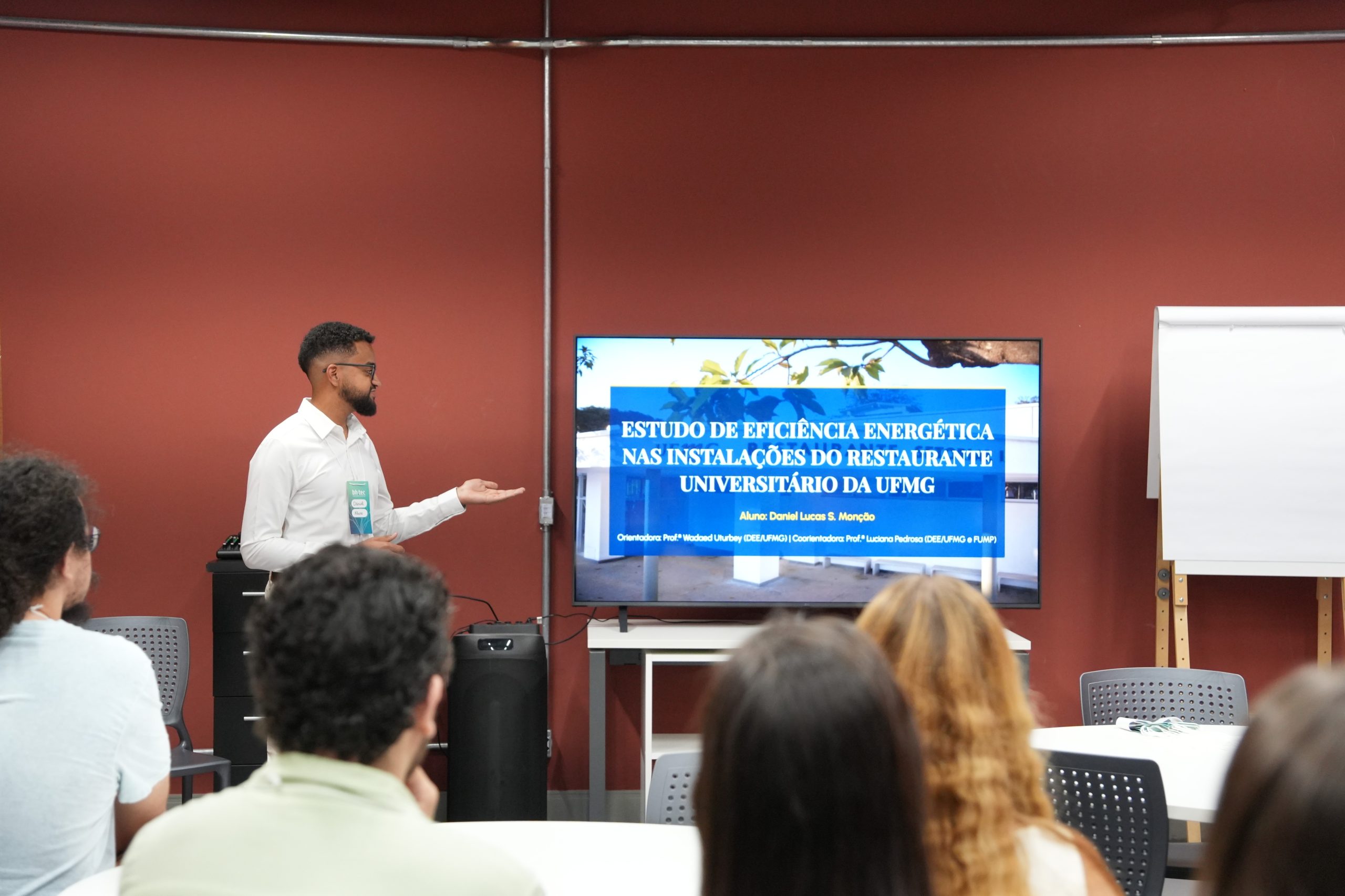 aluno apresentando projeto de tcc