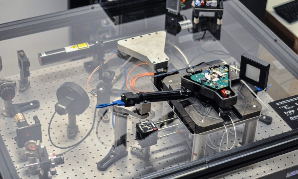 Visão por cima do Nanoscópio instalado no BHTEC, para exposição antes da exportação para a Alemanha - Arquivo FabNS 